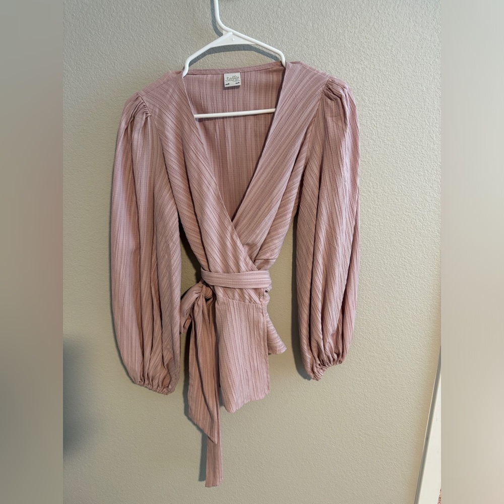 Pink blouse. Size small. Very cute top to wear on a night out!